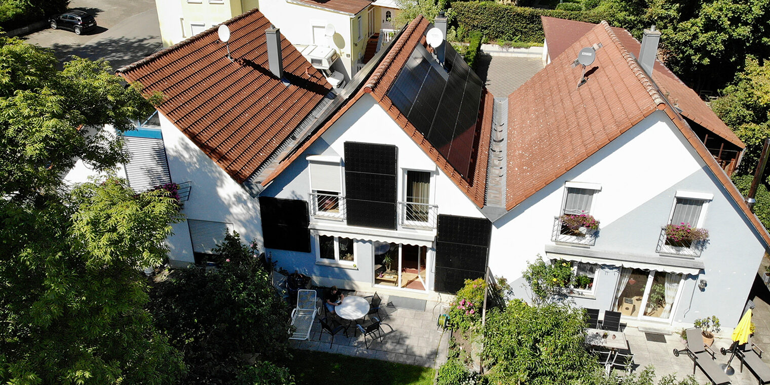 Luftaufnahme eines solarelektrischen Wohnhauses mit vielen Photovoltaikflächen in Stockach.