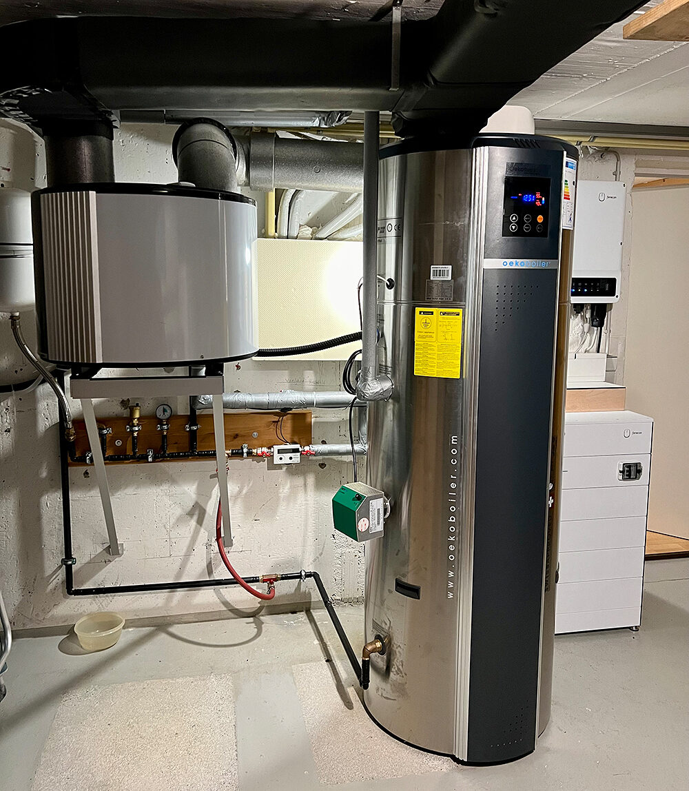 Grundlastwärmepumpe und Ökoboiler. Grundlastwärmepumpe und Ökoboiler im Keller eines Wohnhauses.