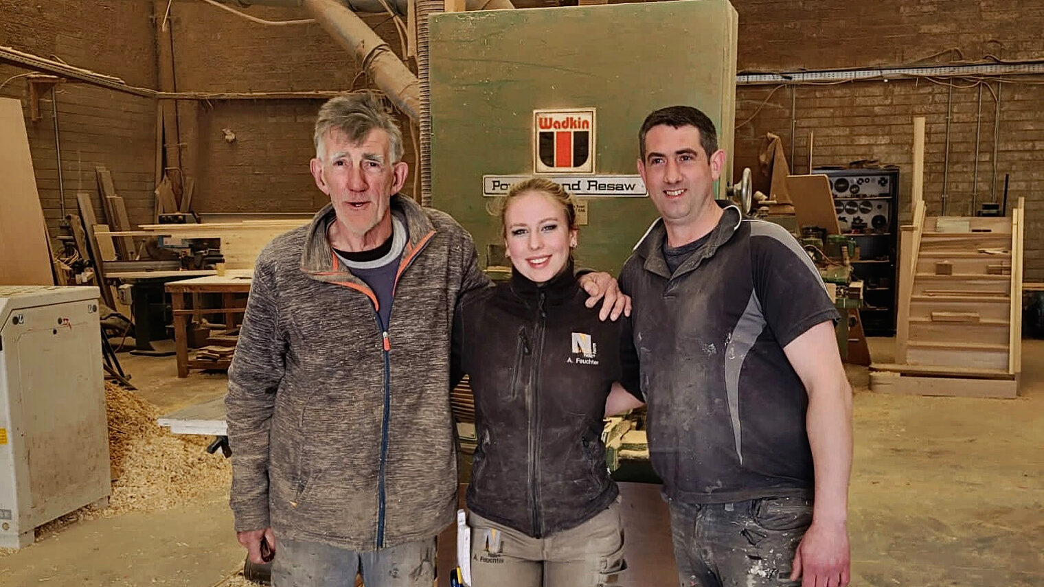 Schreiner-Azubi Alicia Fechter mit ihren beiden Chefs in Irland in der Werkstatt