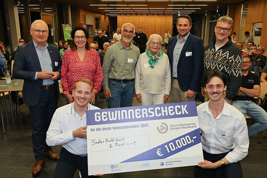 Gruppenfoto: Die glücklichen Gewinner Max Buhl und Patrick-Noёl Horstmeier mit Handwerkskammerpräsident Werner Rottler sowie den Jurymitgliedern.