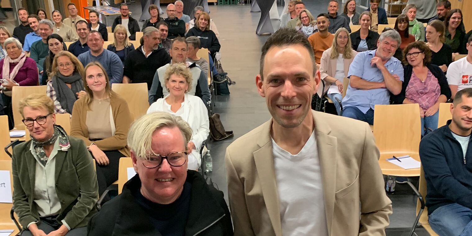 Alexandra Hagen-Ettl und Felix Behm vor dem Publikum im Foyer der Bildungsakademie Singen.